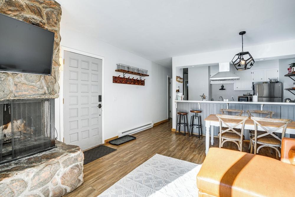 Condo w/ Balcony & Views - Steps to Ski Shuttle!