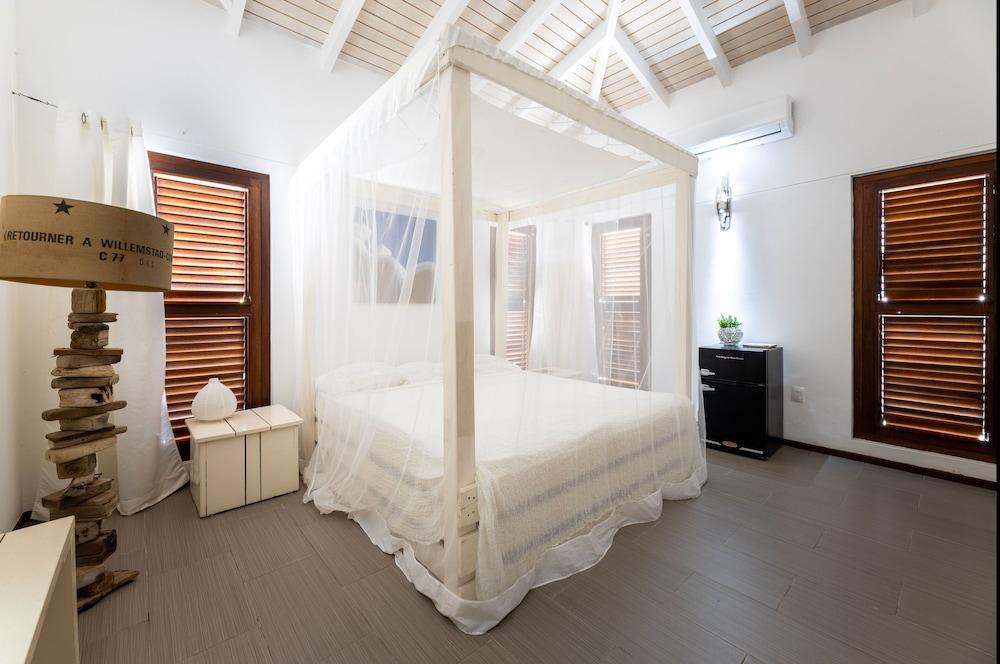 Beautiful Villa With Pool Near the Beach for Groups