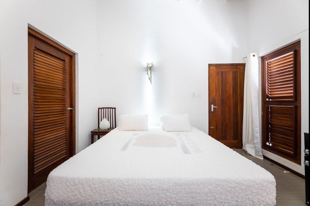 Beautiful Villa With Pool Near the Beach for Groups