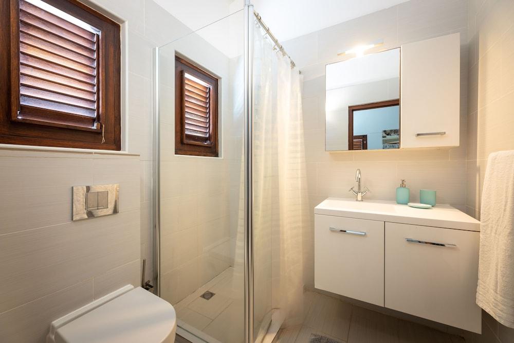 Room in B&B - Grace Stay - Beautiful Spacious Room in Villa mi Cuna With Swimming Pool