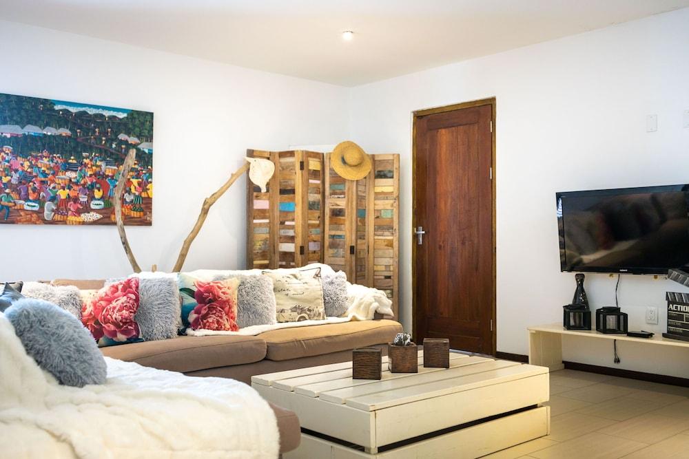 Room in B&B - Sunny Stay - Beautiful Spacious Room in Villa mi Cuna With Swimming Pool