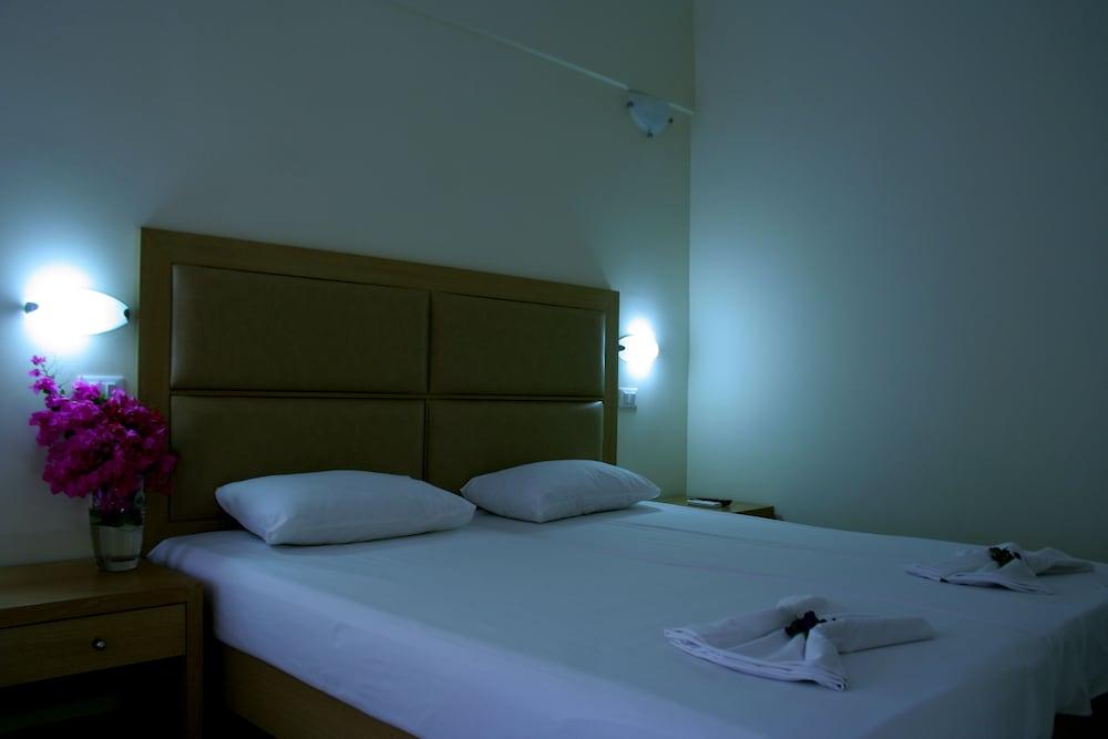 Amaryllis Front Beach Hotel