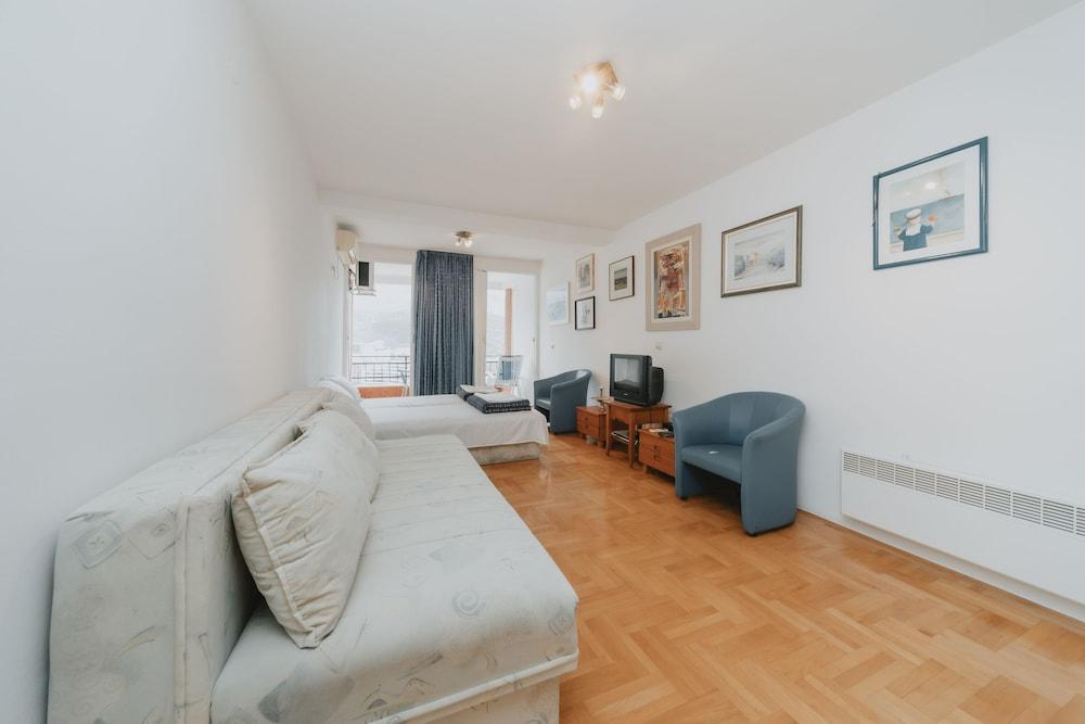 Sea view studio Tibor