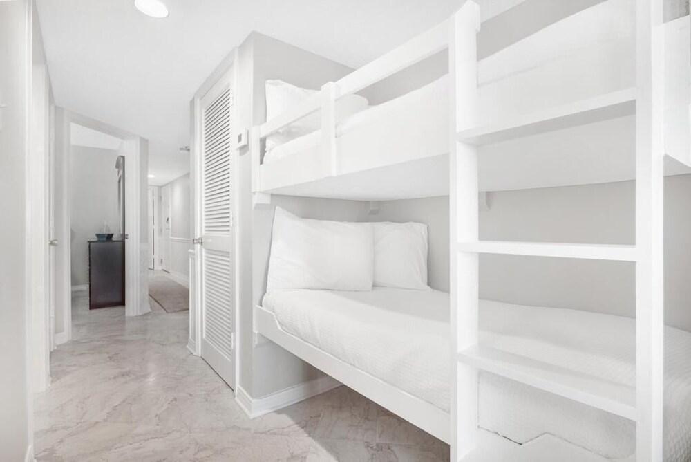 2br/2ba Sleeps 8, Beachfront w/ Pool