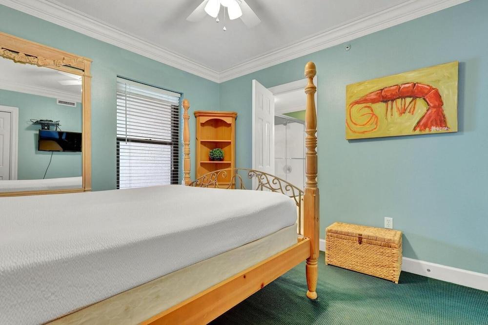 Beachfront Condo w/ View & Pool, Sleeps 8