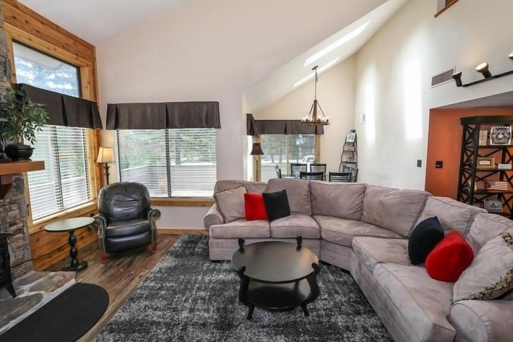 Seven Springs 2 BR Premium Condo, Walk to Slopes by RedAwnin