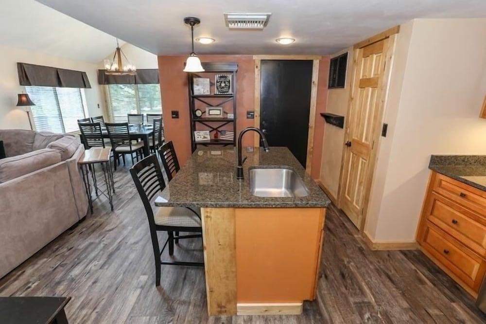 Seven Springs 2 BR Premium Condo, Walk to Slopes by RedAwnin