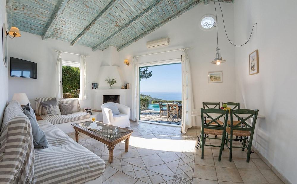 Villa Daphne - Agios Nikitas Villas