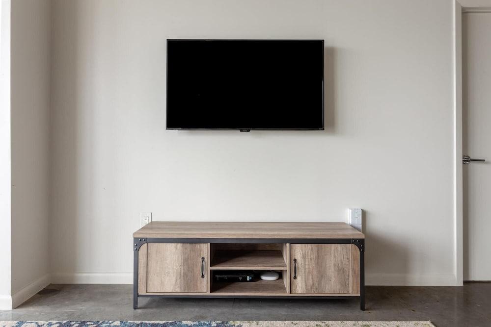 Austin Remote Work Friendly 2BD 2BA Apartment