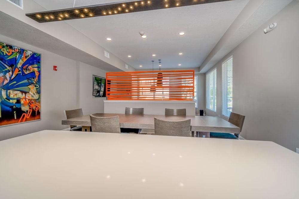 Des Moines Executive 1BD 1BA Downtown Apartment