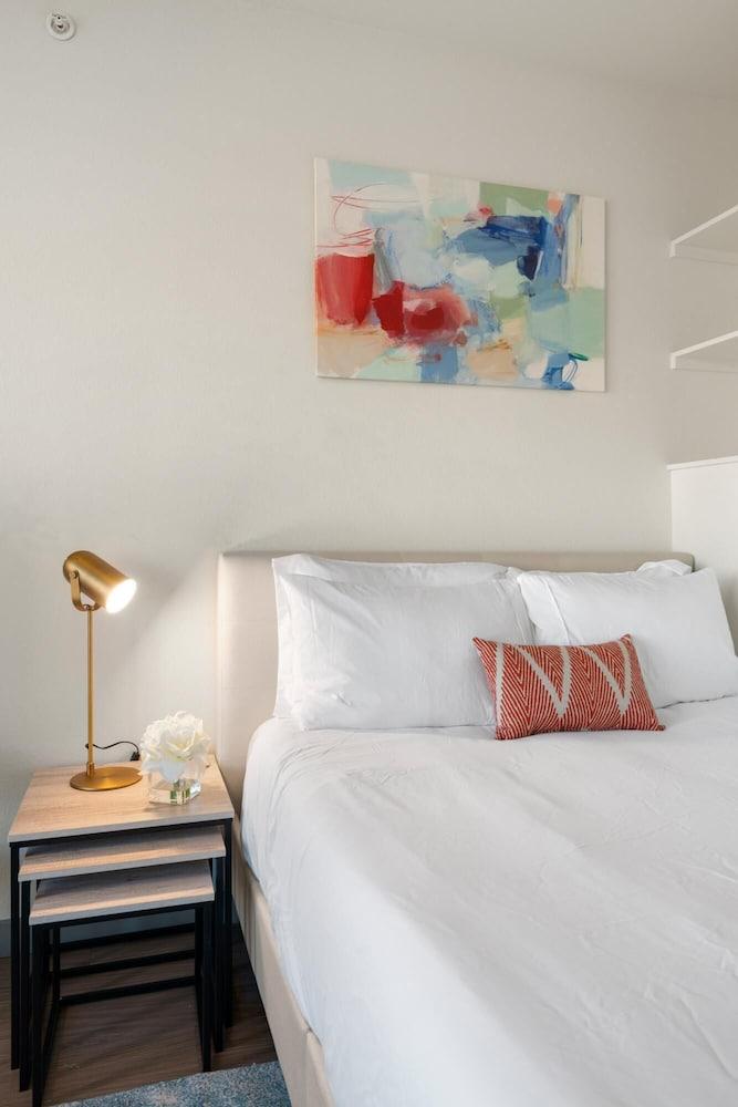 Arlington Trendy Studio Apartment