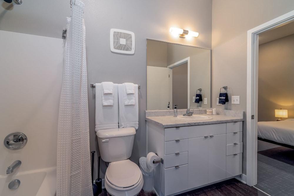 Des Moines Alluring 2BD 2BA Downtown Apartment