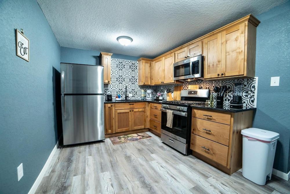 Fascinating 2BR 1BA Near Festive DT and Riverwalk