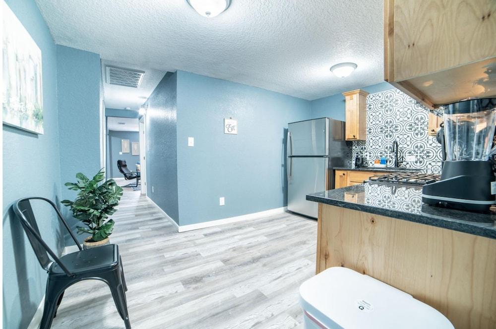 Fascinating 2BR 1BA Near Festive DT and Riverwalk