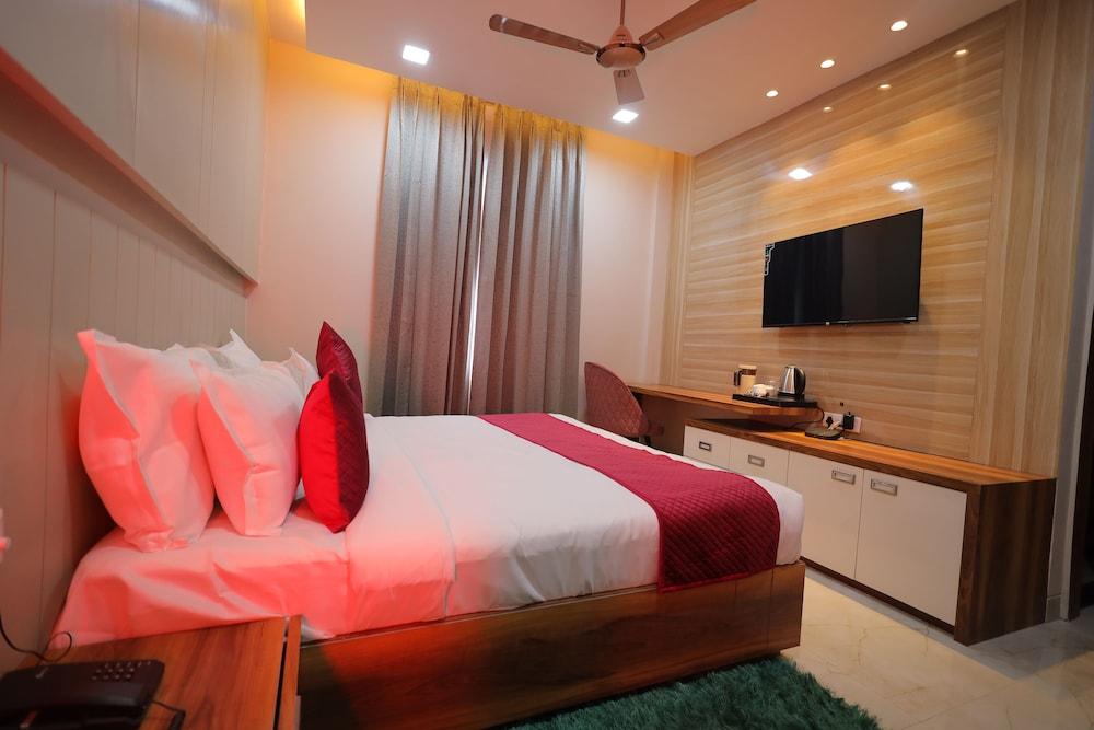 Hotel Taj Crown Plaza