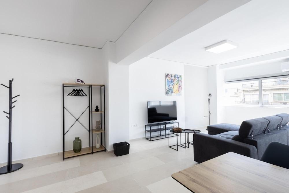 Hip And Fun in Athens Apt B