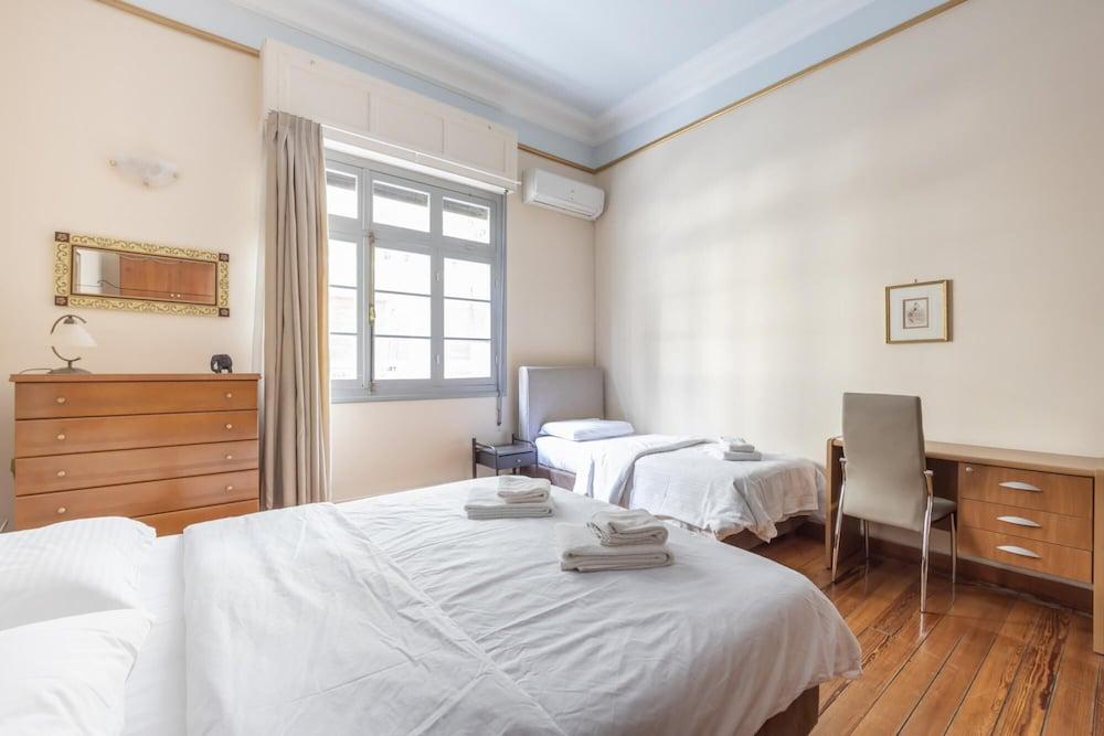 Ideal 4 bdr Apartment in Plaka for 10