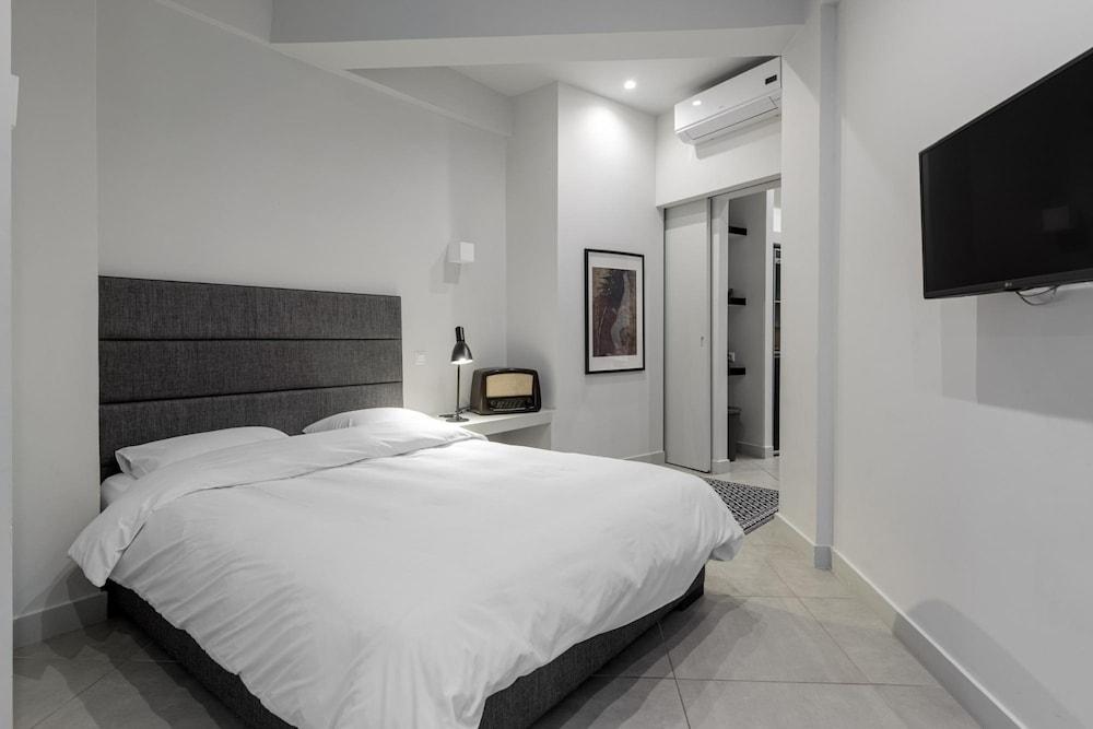 85 sqm in the Heart of Athens w Rooftop Deck