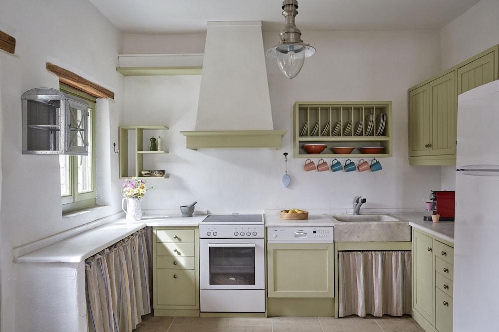 Spacious 6 Bdrm Stone Villa With Pool