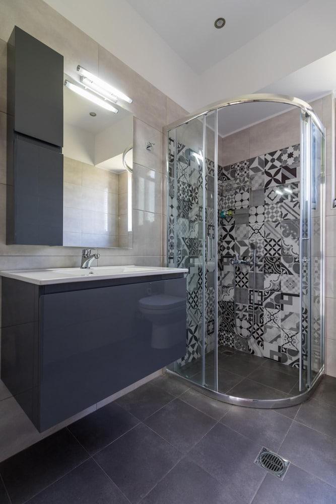 Amazing 2 Bdrm Sea View Holiday Apt