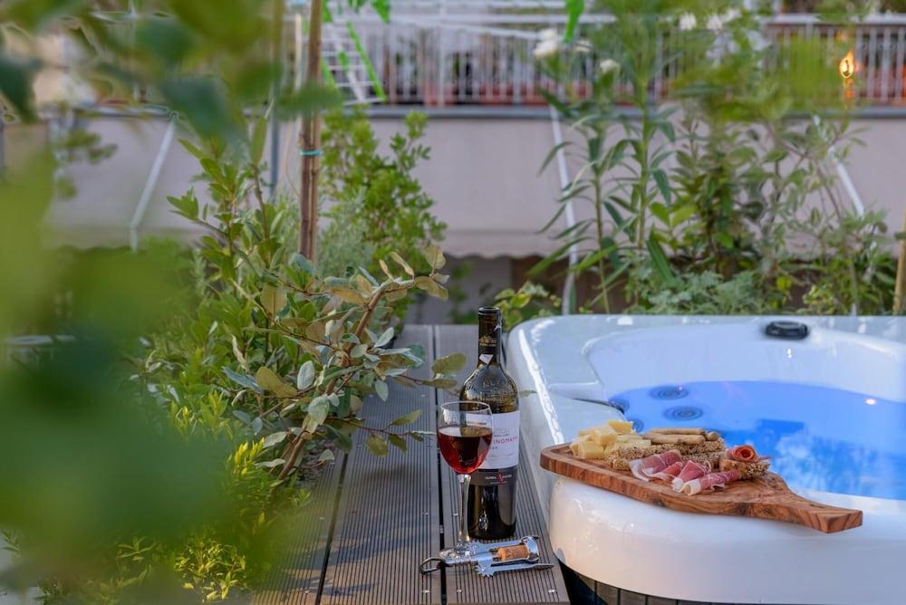 Paradise Suite With Jacuzzi Acropolis View