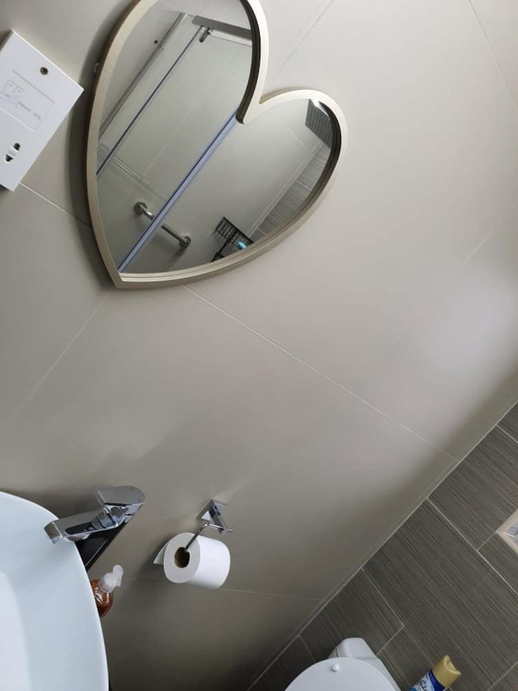 Posh 3 Bed Guesthouse in Hillside With Pool - 2039