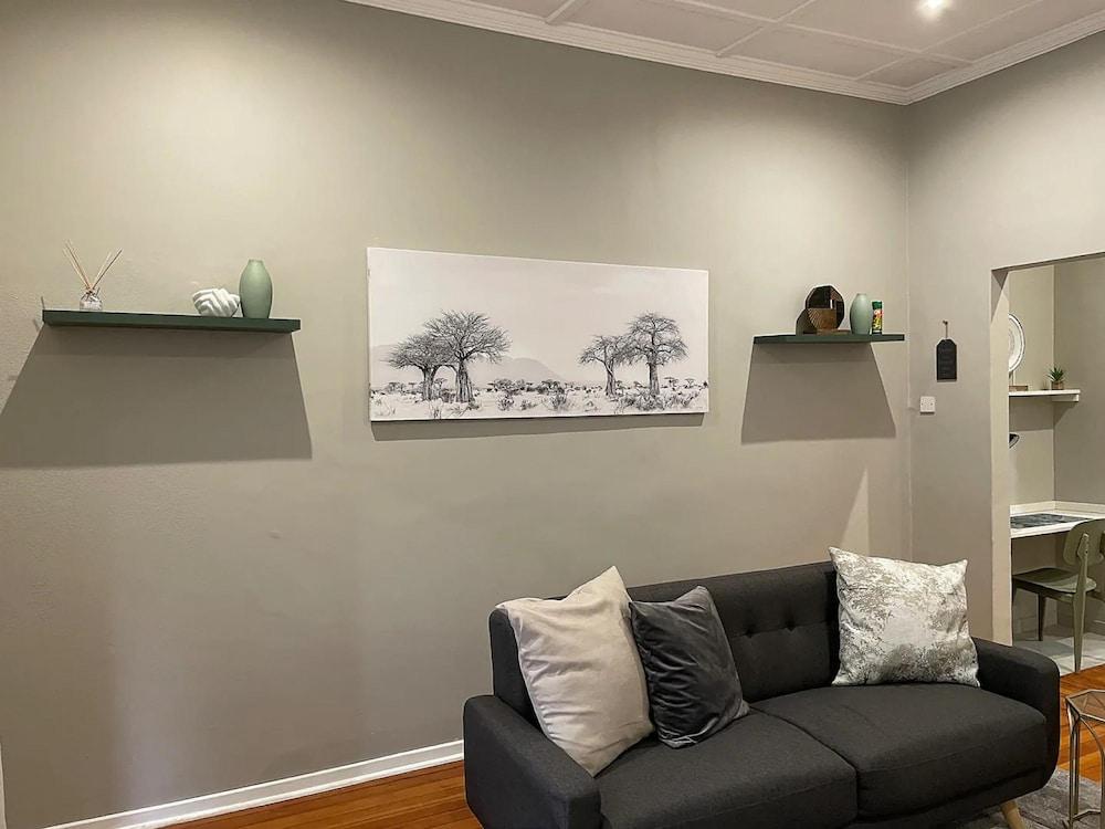 Contemporary 2 bed in Suburbs - 2081