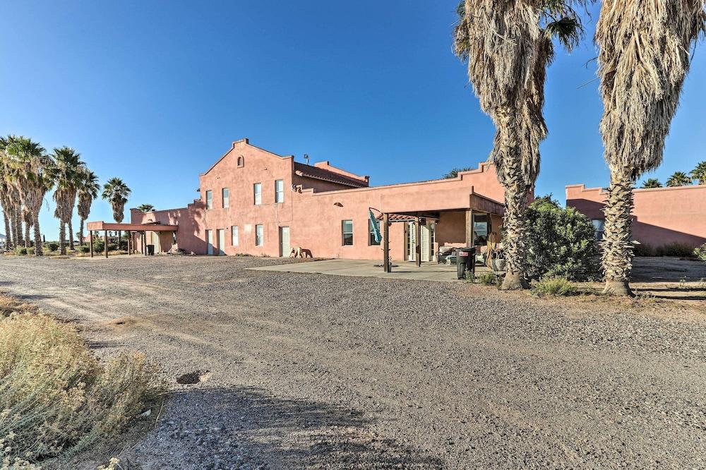Eloy Desert Oasis w/ Courtyard & Pool Access!