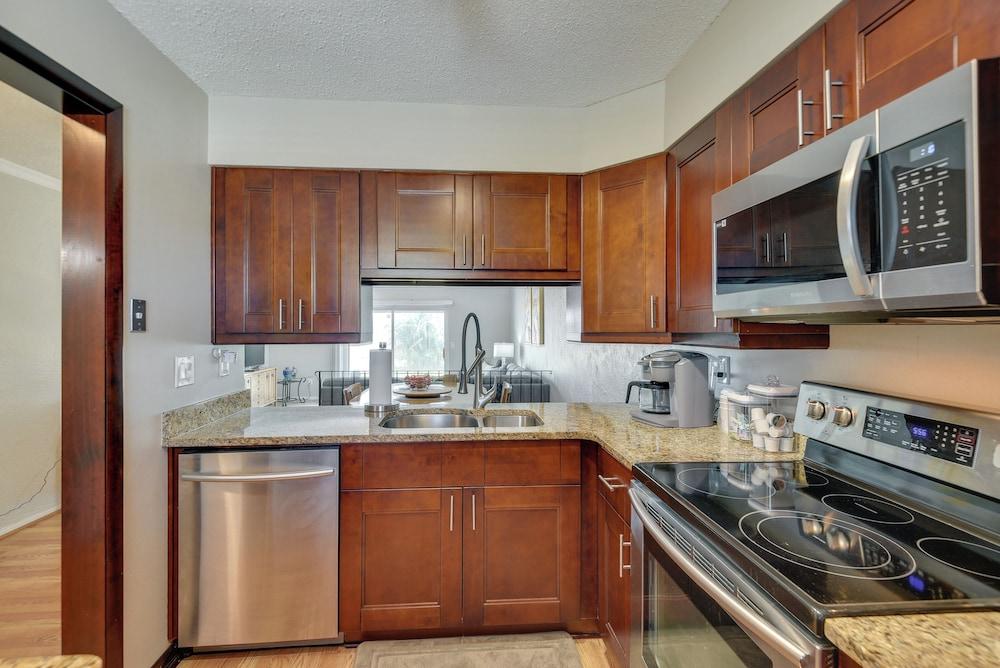 Florida Getaway - Balconies, Grill & Near Beaches!