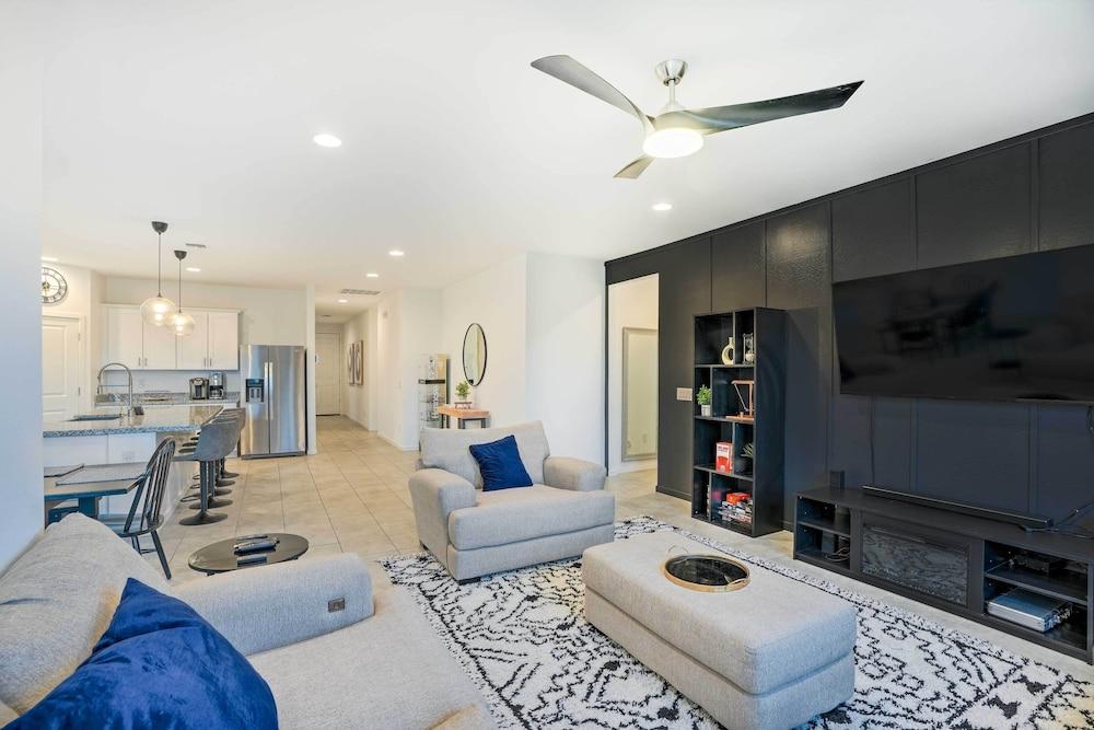 New-build Glendale Home w/ Hot Tub + Putting Green