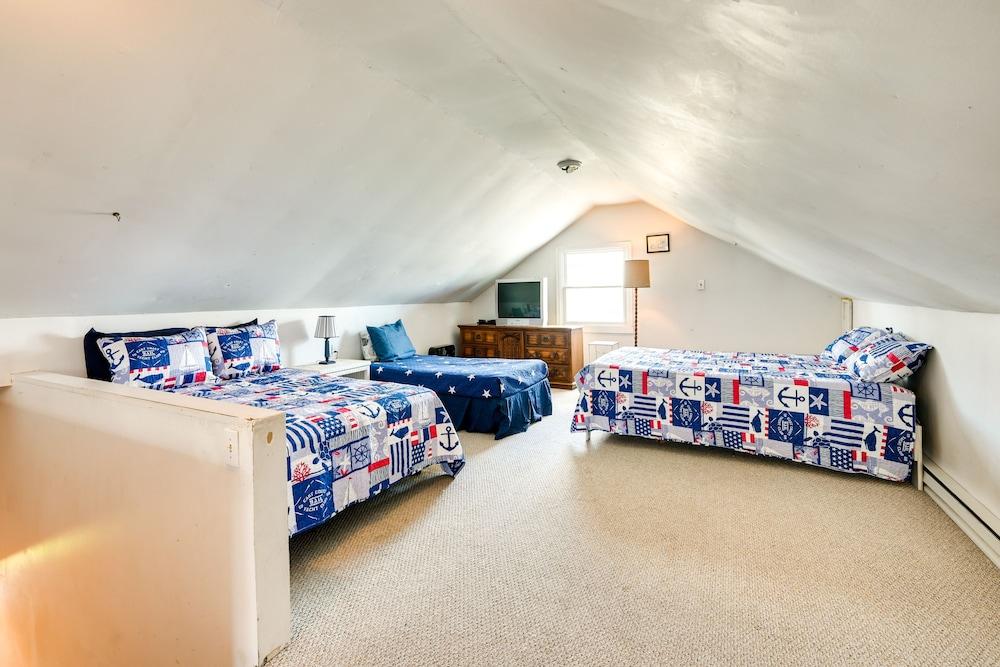 Charming Niantic Vacation Rental: Walk to Beach!