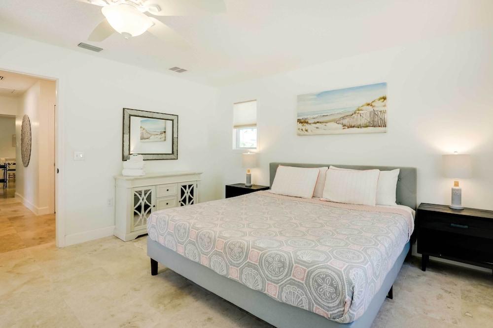 St Augustine Cottage w/ Fire Pit - Walk to Pier!