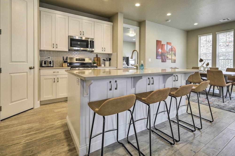 Washington Hiking Getaway w/ Pool Access!