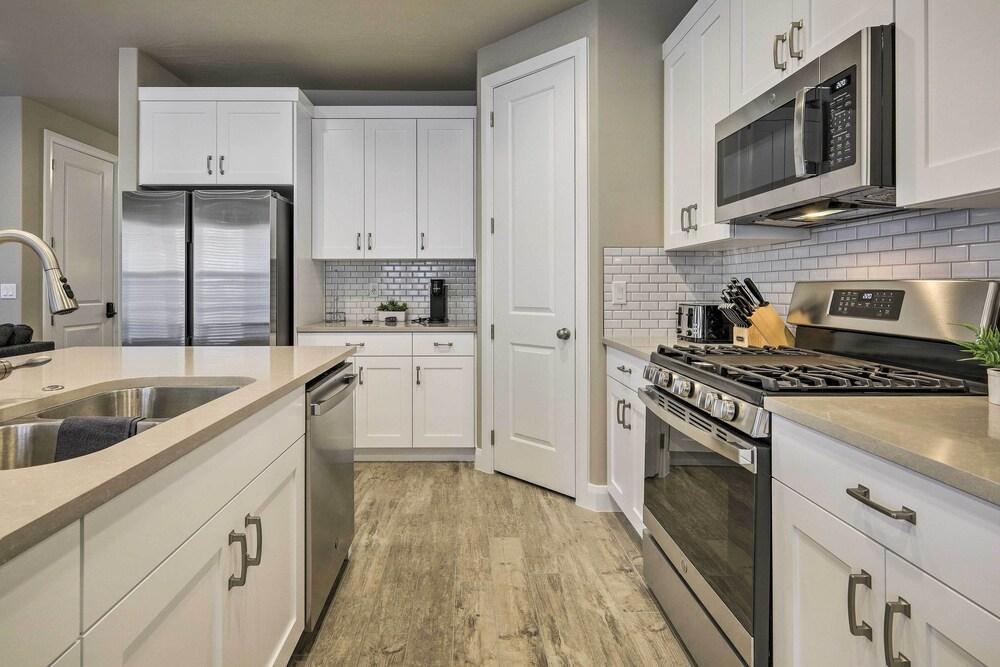 Washington Hiking Getaway w/ Pool Access!