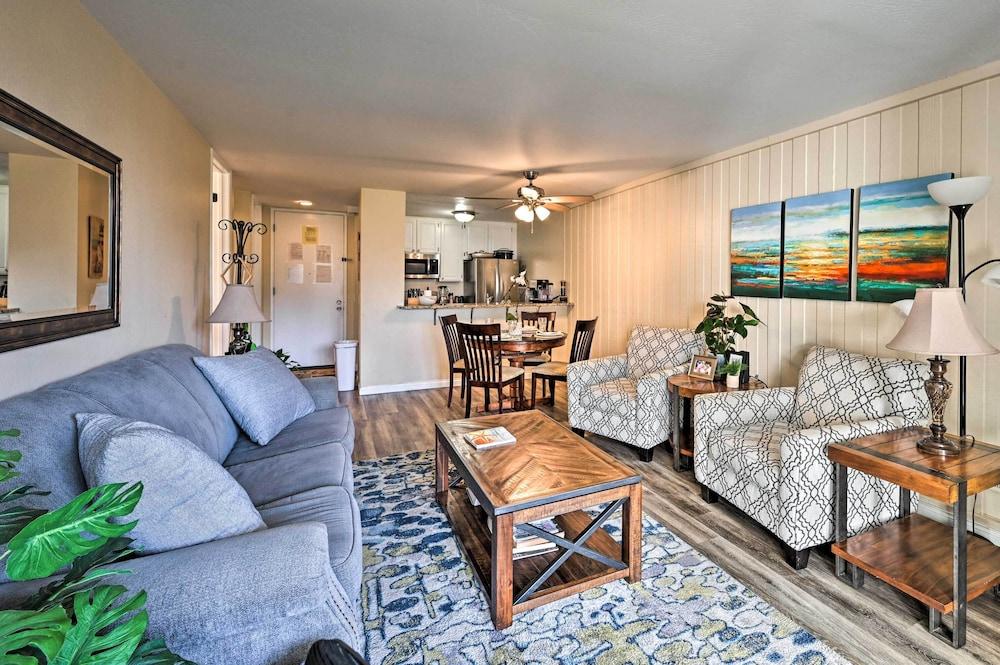 'deja Blue' Oceanside Condo on Beach w/ Pools!