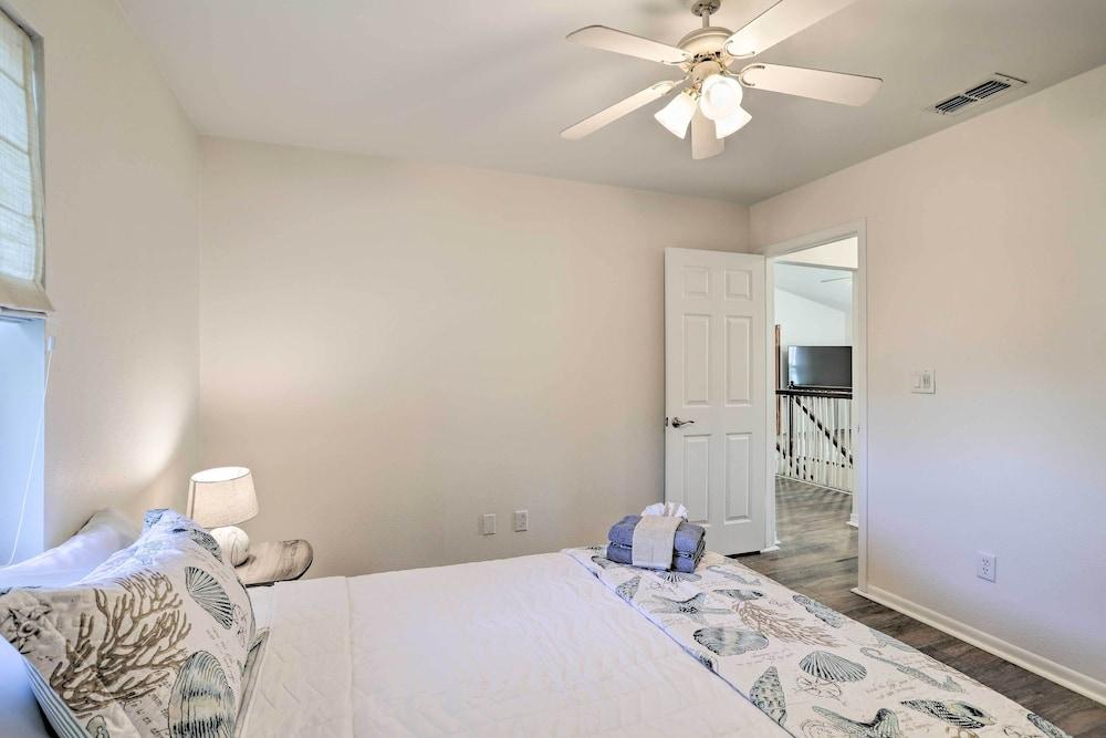 St Petersburg Hideaway w/ Fire Pit & Grill!