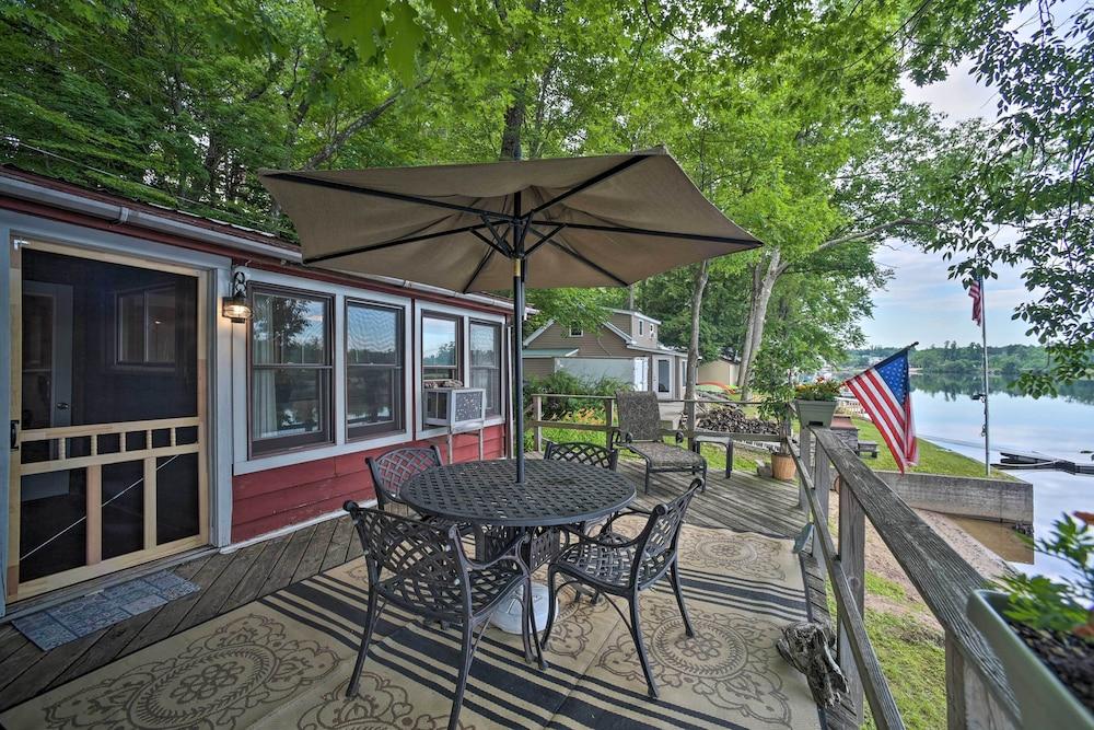 Riverfront Escape w/ Dock: 19 Mi to Saratoga!