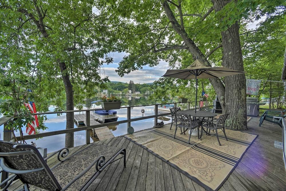 Riverfront Escape w/ Dock: 19 Mi to Saratoga!