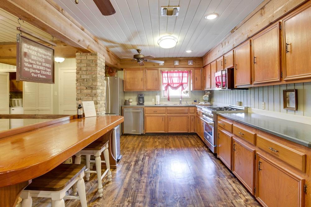 Dularge Grand Villa - Steps to Marina + Fishing!