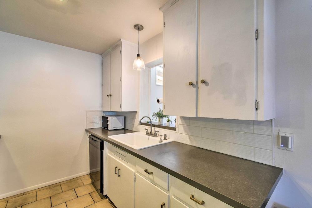 Private Desert Retreat w/ Grill & Mtn Views!