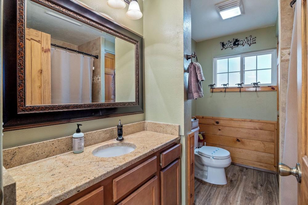 Large Yard w/ Fire Pit: Show Low Cabin