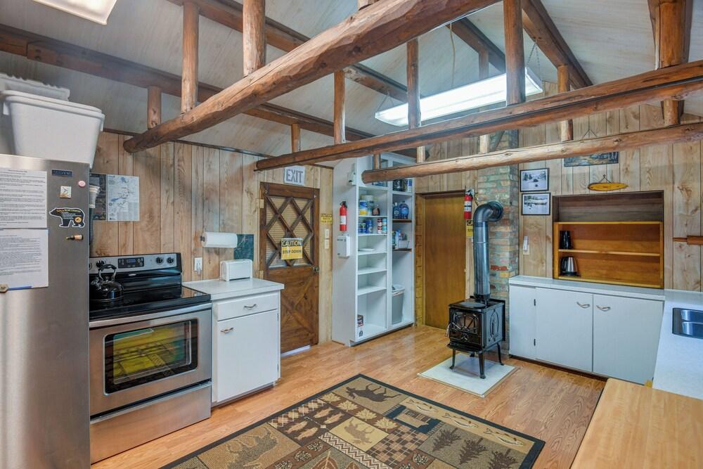 'grandpa's Cabin' ~ 30 Miles to Yellowstone!