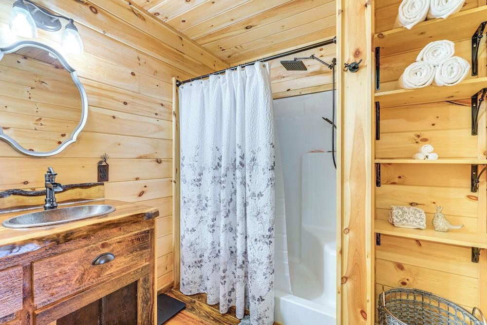 Hot Tub + Fire Pit: Dog-friendly Cabin in Murphy!