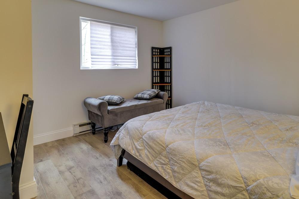 Pet-friendly Pocono Lake Home w/ Fire Pit + Deck!