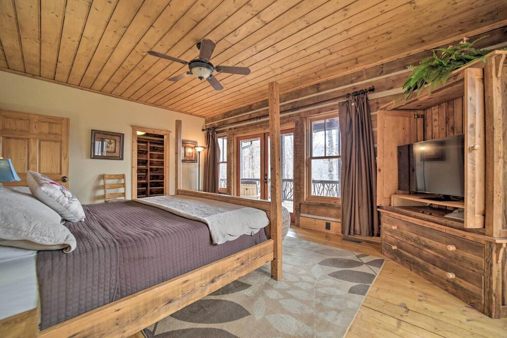 Mtn-view Cabin: Deck, Grill & Fire Pit in Franklin