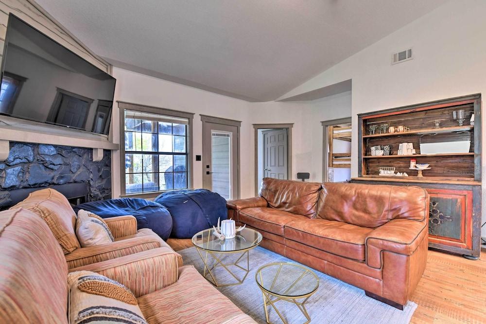 Graford Cabin w/ Rooftop Deck & Lake Views!