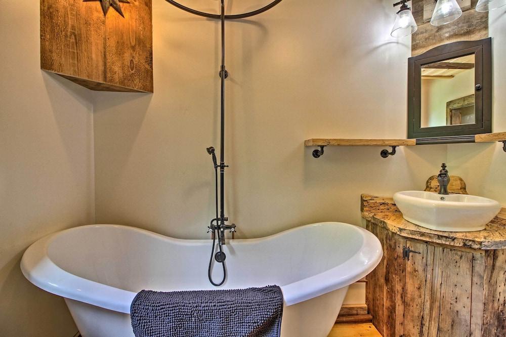 'red Sweetheart Barn Studio' w/ Mtn & River Views!