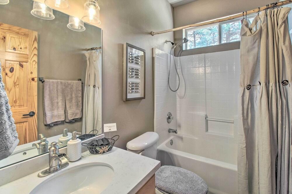 Deck, Grill & Fire Pit: Spacious Show Low Hideaway