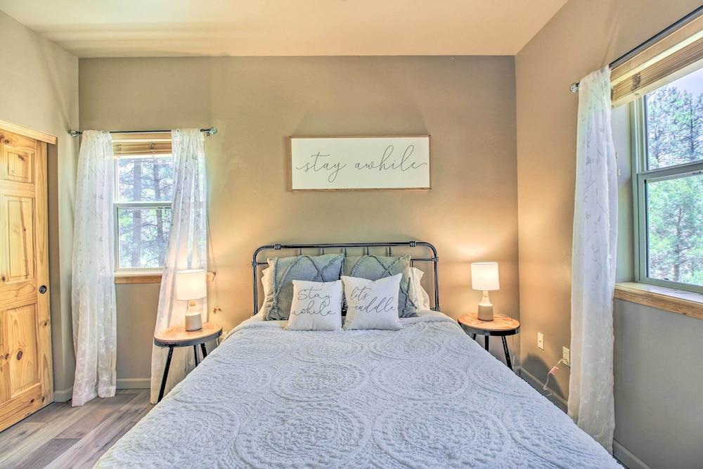 Deck, Grill & Fire Pit: Spacious Show Low Hideaway