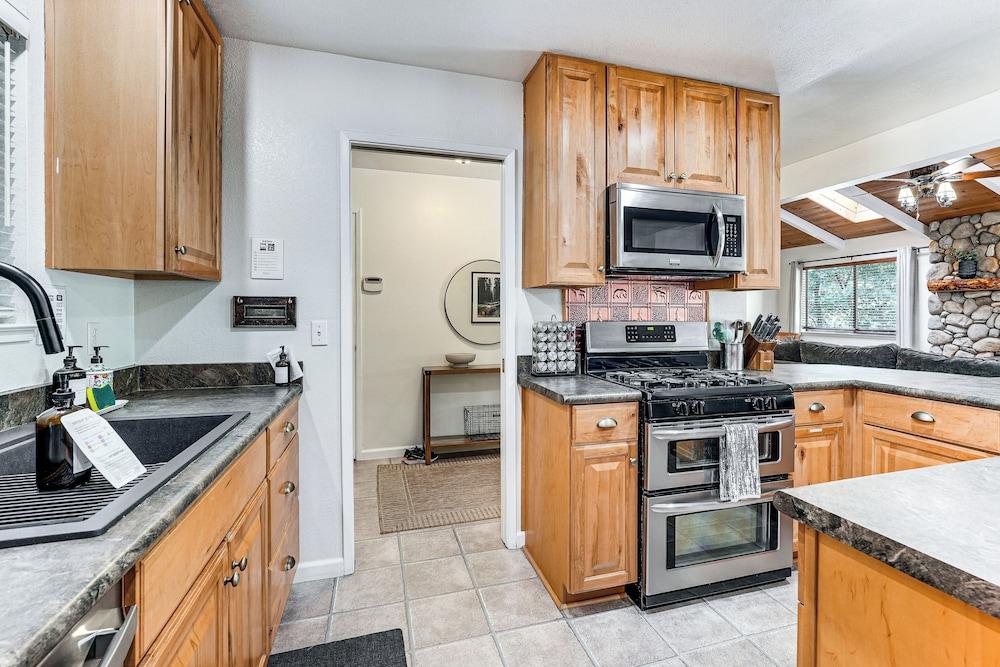 'the Cub House' w/ Hot Tub & Arcade in Arnold!